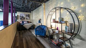 2 bedrooms, desk, iron/ironing board, WiFi