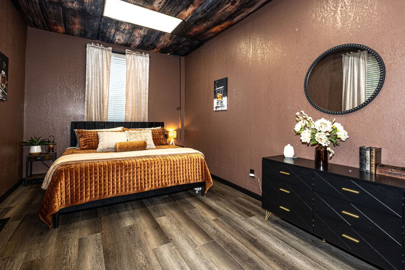 2 bedrooms, desk, iron/ironing board, WiFi