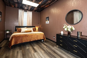 2 bedrooms, desk, iron/ironing board, WiFi - Lulu`s Loft ~ Walk to Food & Drinks | 5 min to DT (Knoxville)