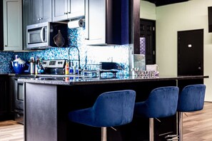 Een koelkast, een microgolfoven, een oven, een kookplaat