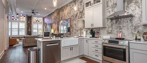 Kühlschrank, Mikrowelle, Ofen, Herdplatte