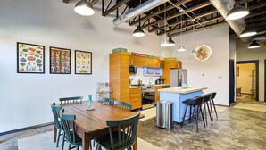 Une cuisine moderne avec des meubles en bois, un îlot central et des luminaires suspendus.