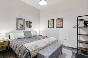 3 habitaciones, tabla de planchar con plancha, wifi y ropa de cama 