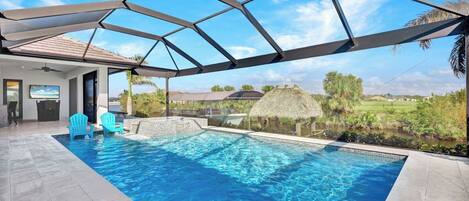 Una piscina al aire libre, una piscina climatizada