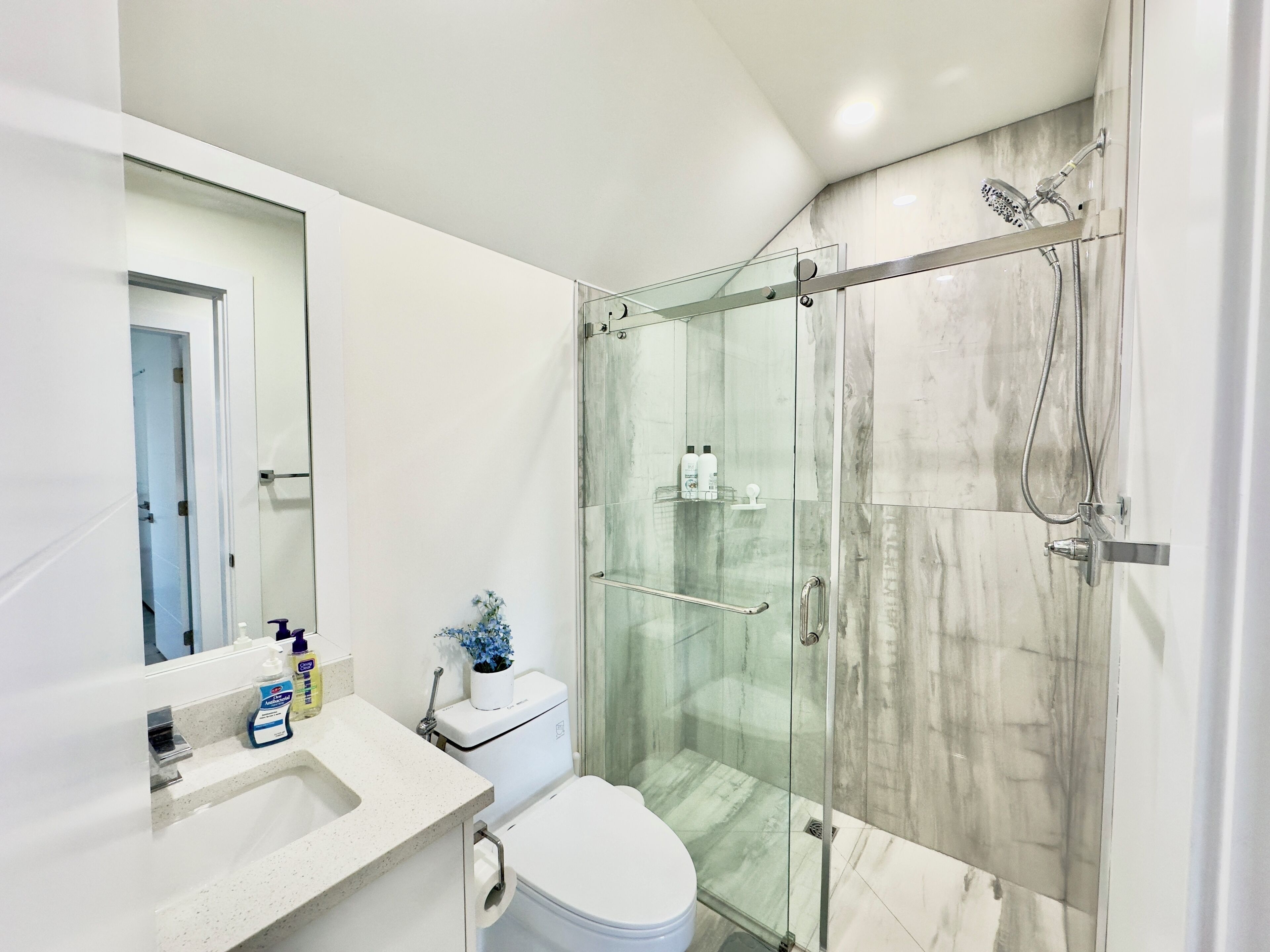 Sèche-cheveux, serviettes fournies, savon, shampoing