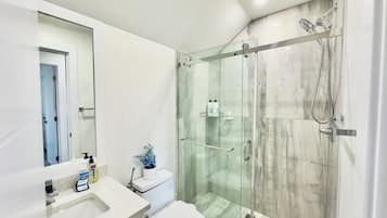 SĂšche-cheveux, serviettes fournies, savon, shampoing