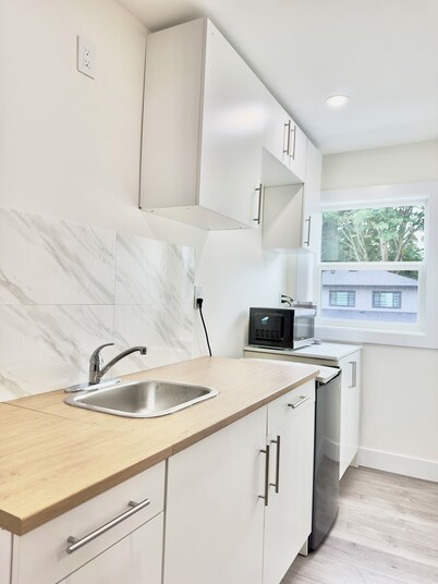 Cozy one bedroom suit on Gibsons with private entrance
