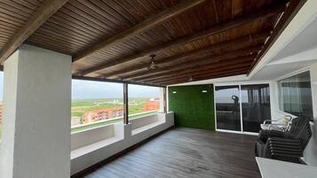 Apartamento, 4 quartos | Terraço/pátio