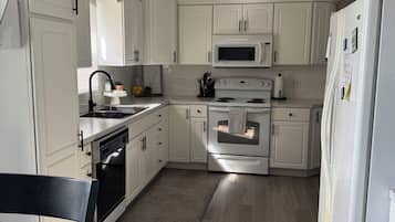 Microondas, horno, placa de cocina, lavavajillas