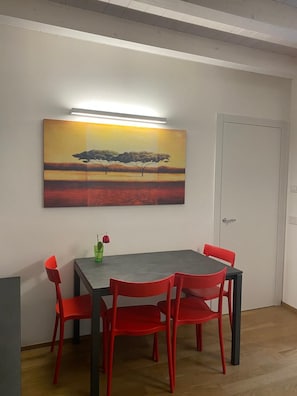 Huis, 2 slaapkamers, uitzicht op tuin | Dineerruimte