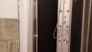 Doccia, asciugamani, sapone, carta igienica