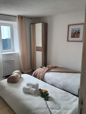 Iron/ironing board, Internet, bed sheets
