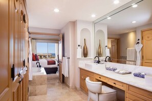 2 bedrooms, in-room safe, iron/ironing board, free WiFi