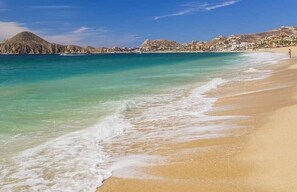 En la playa, camastros y toallas de playa 