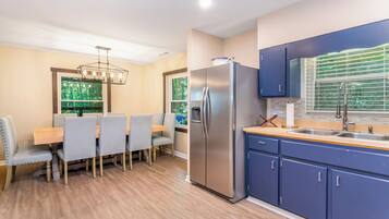 Een magnetron, een oven, een kookplaat, een vaatwasser