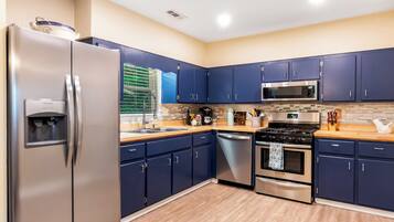 Een magnetron, een oven, een kookplaat, een vaatwasser