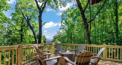 Family Cabin with Views + Fire Pit + Hot Tub minutes from Downtown Blue Ridge.