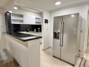 Jääkaappi, mikroaaltouuni, liesi, kahvin-/teenkeitin