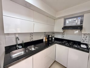Geladeira, micro-ondas, cooktop, lava-louças