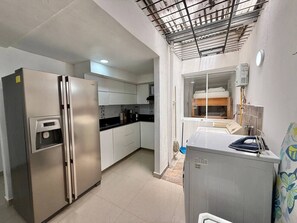 Fridge, microwave, stovetop, dishwasher