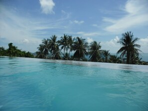 A clear view of a swimming pool with a tropical landscape in the background. - Serene Bay View Villa in Ko Samui - Your Tropical Paradise (Koh Samui)