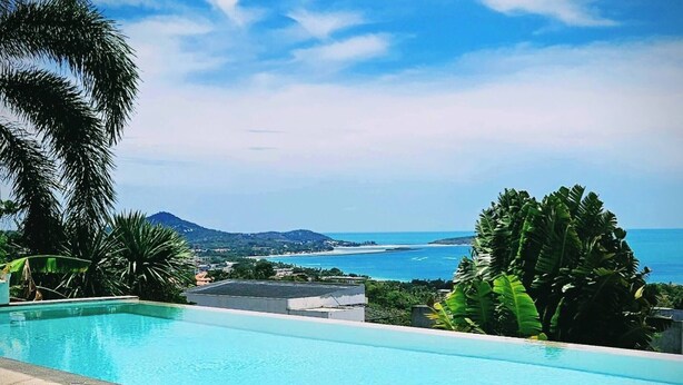 A swimming pool with a view of the sea and mountains. - Serene Bay View Villa in Ko Samui - Your Tropical Paradise (Koh Samui)