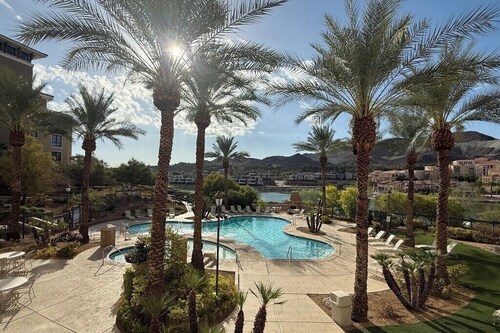 Cozy 1-bedroom condo in tranquil Henderson with fitness room, AC
