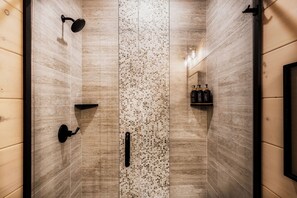 Haartrockner, Handtücher, Seife, Toilettenpapier