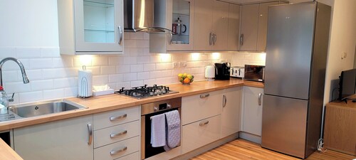 Family-Friendly 3-Bedroom Home in Tolworth with Easy London Access