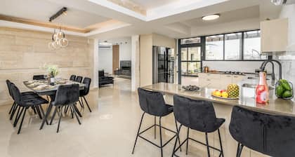 Luxury 5BR Huge Oasis by the Shuk