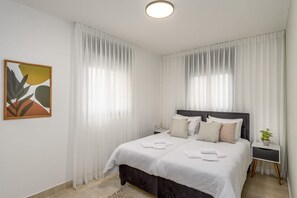 5 bedrooms, iron/ironing board, WiFi, bed sheets