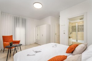 5 bedrooms, iron/ironing board, WiFi, bed sheets