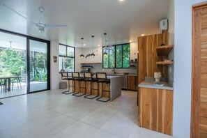 Jääkaappi, mikroaaltouuni, uuni, liesi