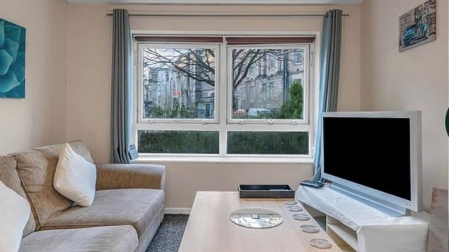 Charming Edinburgh Apartment With City Views