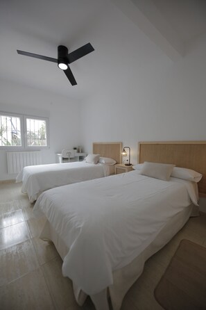 3 bedrooms, in-room safe, desk, iron/ironing board