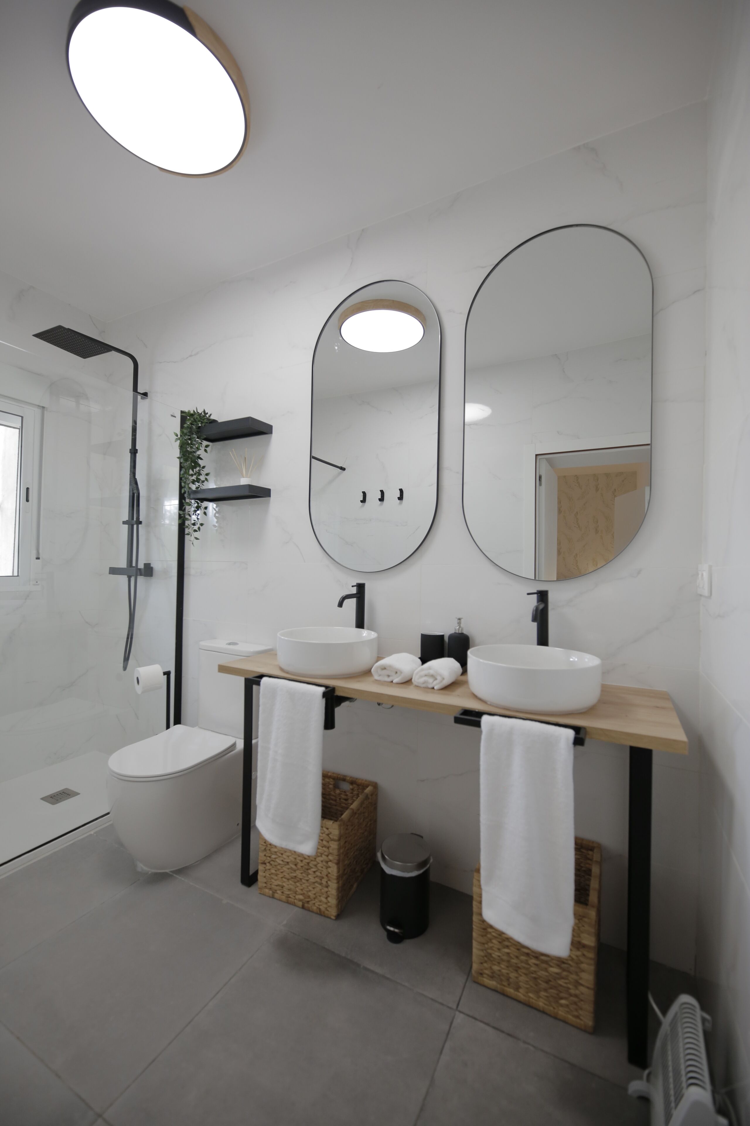 Een douche, een haardroger, handdoeken, zeep