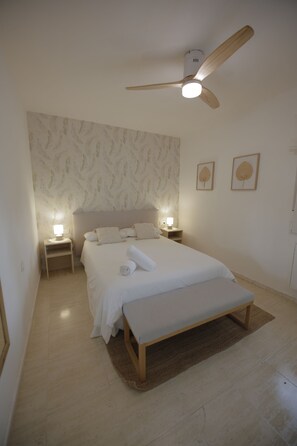 3 soveværelser, pengeskab på værelset, skrivebord, strygejern/strygebræt