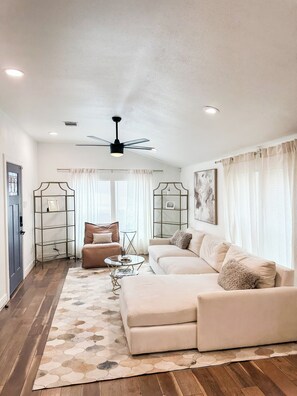 TV - Cozy & Stylish Houston Heights Bungalow with Fenced Yard Close to Everything! (Houston)