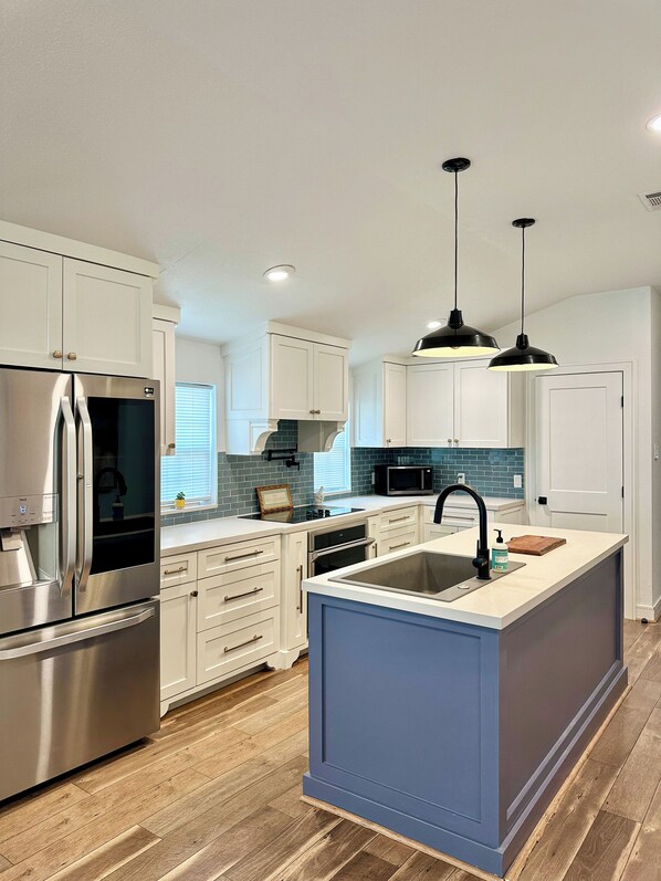 Microwave, dishwasher - Cozy & Stylish Houston Heights Bungalow with Fenced Yard Close to Everything! (Houston)