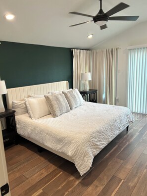 3 bedrooms, iron/ironing board, WiFi, bed sheets - Cozy & Stylish Houston Heights Bungalow with Fenced Yard Close to Everything! (Houston)