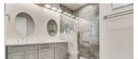 Dusche, Haartrockner, Handtücher, Seife