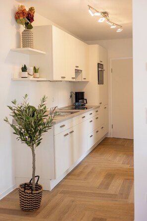 Kühlschrank, Mikrowelle, Ofen, Herdplatte