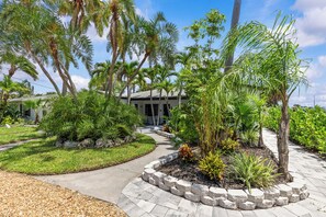 Property grounds - Guava getaway freshly renovated unit September 2025 heated pools (Clearwater)