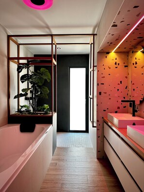 Douche, séchoir à cheveux, serviettes fournies, savon