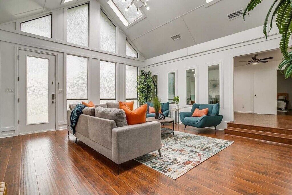 Una televisión, una chimenea