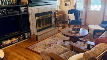 TV connectée, cheminée, lecteur de DVD, livres