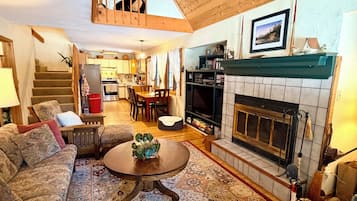 Una Smart TV, una chimenea, un reproductor de DVD, libros