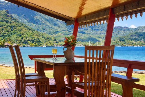Faratea Bayhouse - Seaside, large garden, unique panoramic view.