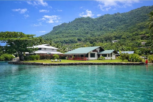 Faratea Bayhouse - Seaside, large garden, unique panoramic view.