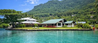 Faratea Bayhouse - Seaside, large garden, unique panoramic view.